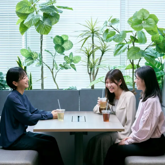 歓談している様子