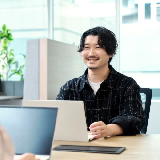 PCで作業をしている様子